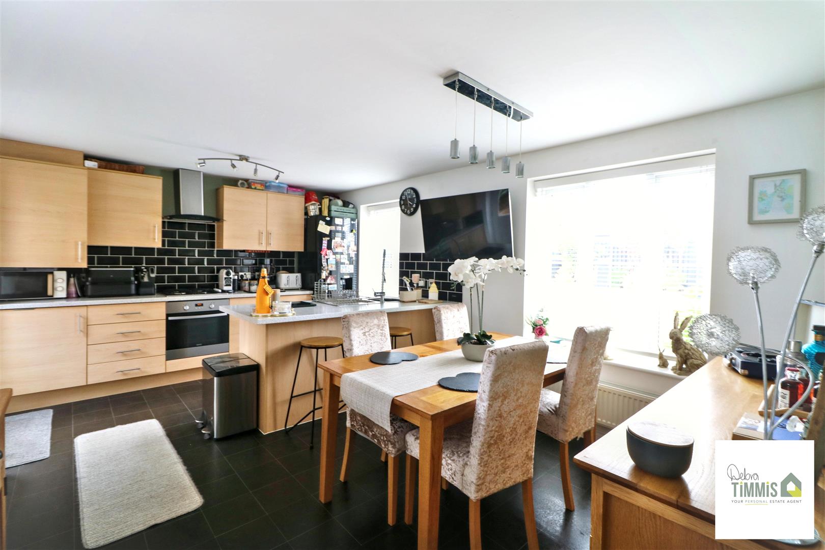 3 bed property in Hollinwood Close, Stoke-On-Trent